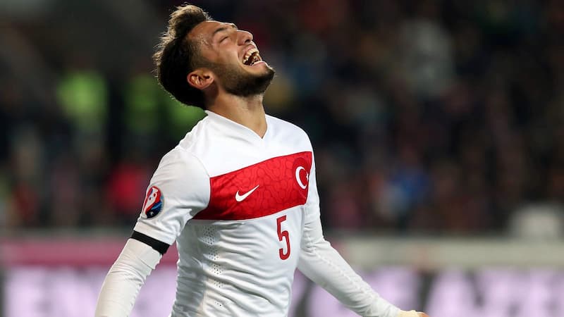 Danh hiệu cao quý mà Hakan Calhanoglu giành được